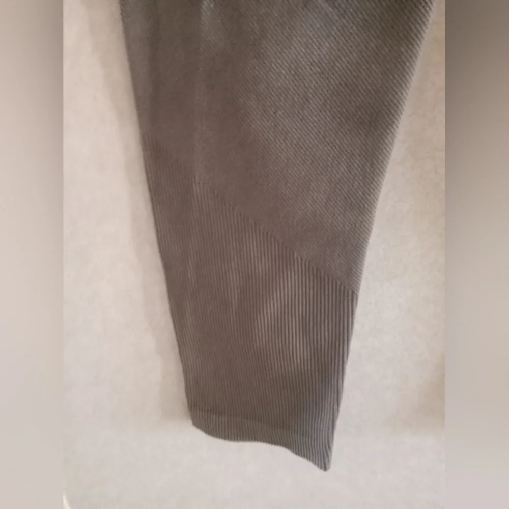 7/8 Length High Rise Leggings - Picture 4 of 5